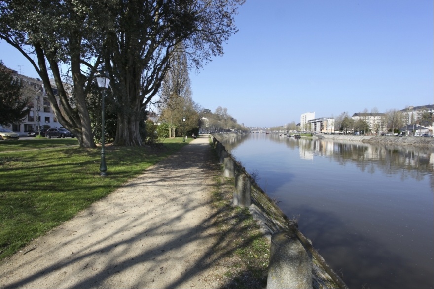 Au bord de la Mayenne